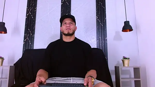 Snapshot of Maximiliano_Stronge chatting on June 6, 2026, 7:51 pm Maximiliano Stronge online show from June 6, 2026, 7:51 pm