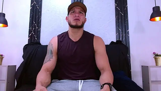 Snapshot of Maximiliano_Stronge chatting on June 10, 2026, 7:35 pm Maximiliano Stronge online show from June 10, 2026, 7:35 pm