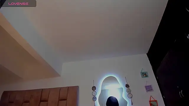 Snapshot of Estrella_rousel chatting on June 18, 2026, 9:52 pm Estrella rousel online show from June 18, 2026, 9:52 pm