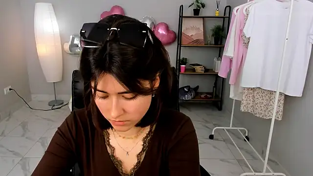 Snapshot of Barbara_Little chatting on May 27, 2026, 12:24 pm Barbara Little online show from May 27, 2026, 12:24 pm