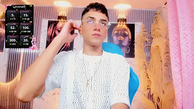 latino boyy  online show from May 28, 2026, 8:44 am