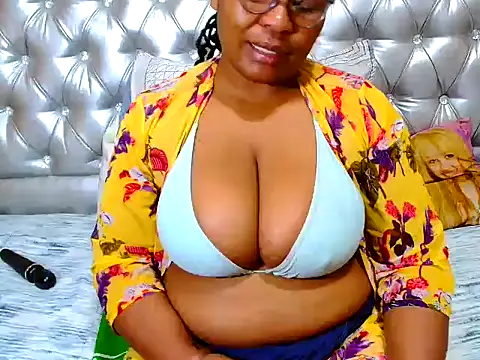 Snapshot of loveniax chatting on July 20, 2026, 8:50 am loveniax online show from July 20, 2026, 8:50 am