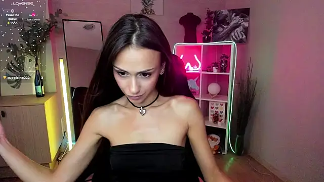 Snapshot of Petite_Moly chatting on July 2, 2026, 8:42 am Petite Moly online show from July 2, 2026, 8:42 am