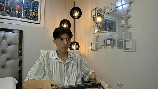 Snapshot of Marcoviolet chatting on June 4, 2026, 12:33 pm Marcoviolet online show from June 4, 2026, 12:33 pm