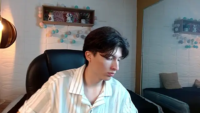 Snapshot of Marcoviolet chatting on June 13, 2026, 7:23 pm Marcoviolet online show from June 13, 2026, 7:23 pm