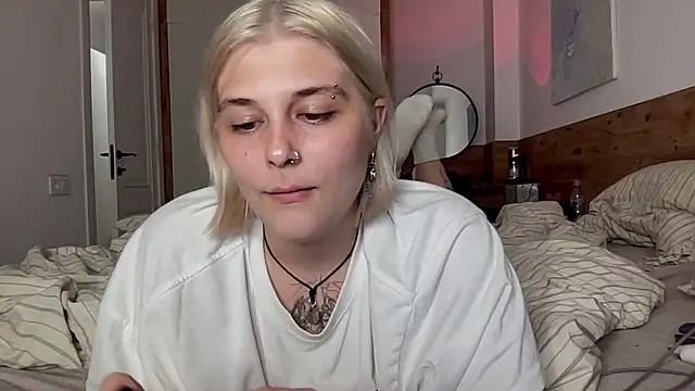 Snapshot of Ella_Bloom chatting on July 15, 2026, 6:46 pm Ella Bloom online show from July 15, 2026, 6:46 pm