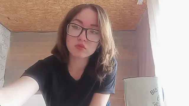 Snapshot of OliviaMoment chatting on June 5, 2026, 10:21 am OliviaMoment online show from June 5, 2026, 10:21 am