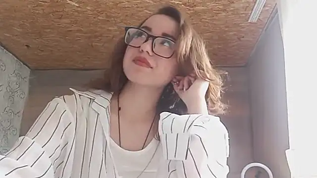 Snapshot of OliviaMoment chatting on June 15, 2026, 8:27 am OliviaMoment online show from June 15, 2026, 8:27 am
