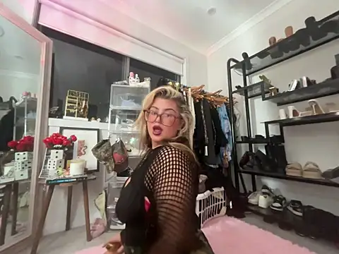 luckygigi online show from June 6, 2026, 7:35 am