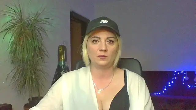 LunaaKiss online show from August 7, 2026, 7:49 pm