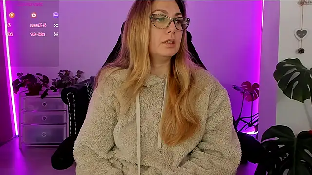 LindaWhite  online show from March 5, 2025, 9:37 pm