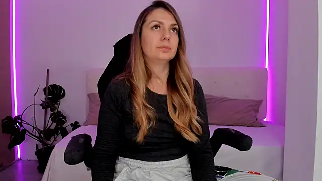 LindaWhite  online show from November 7, 2025, 5:02 pm