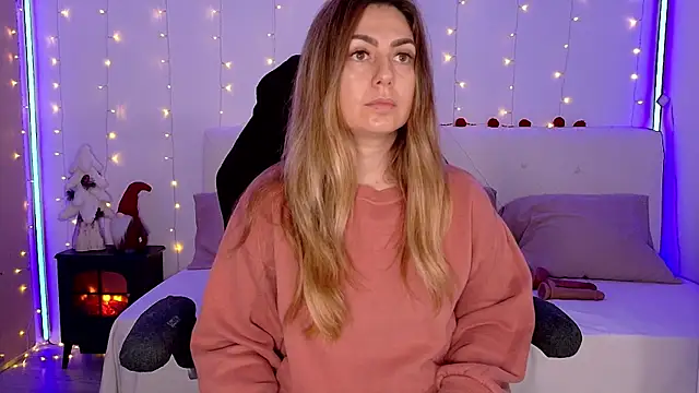 LindaWhite  online show from December 15, 2025, 5:06 pm