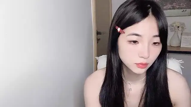 Snapshot of Louise-3 chatting on July 6, 2026, 10:23 pm Louise-3 online show from July 6, 2026, 10:23 pm