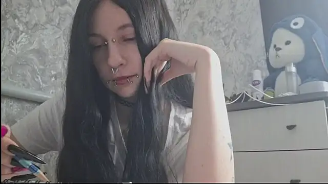 KrissyHiott online show from June 1, 2026, 4:14 am