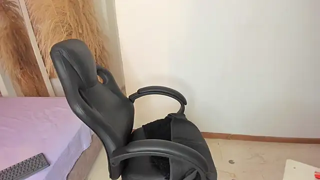 ISABELLAXDOLL online show from June 3, 2026, 2:33 pm