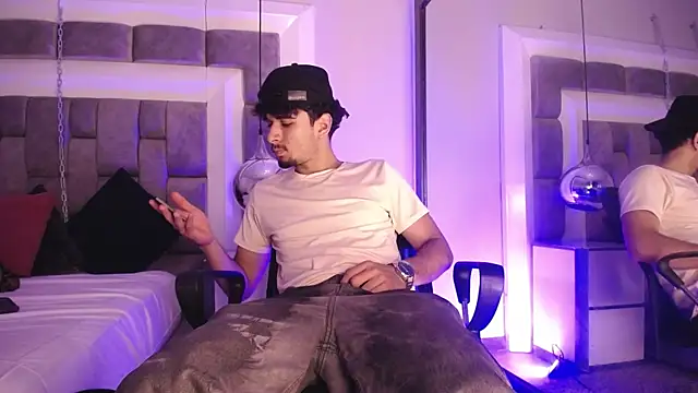 LucasThomson  online show from June 21, 2026, 4:26 am
