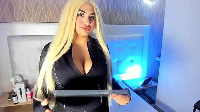 NaomiWhite  online show from June 13, 2026, 8:07 pm