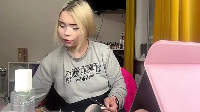 moonluv33 online show from June 20, 2026, 1:25 pm