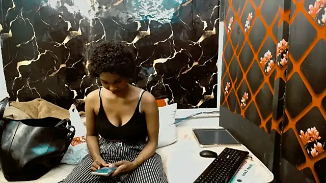 Snapshot of Caramelminxx_ chatting on July 8, 2026, 7:24 am Caramelminxx online show from July 8, 2026, 7:24 am