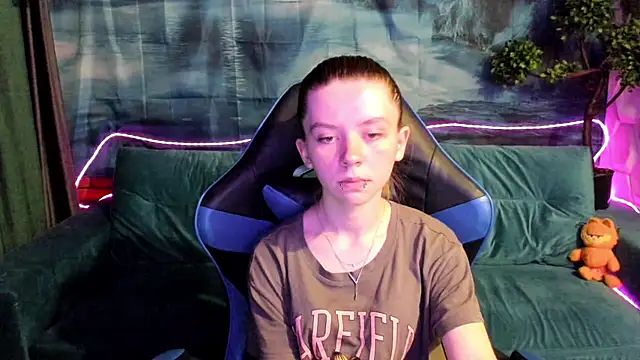 Snapshot of CarolInWonderland chatting on June 25, 2026, 8:41 am CarolInWonderland online show from June 25, 2026, 8:41 am