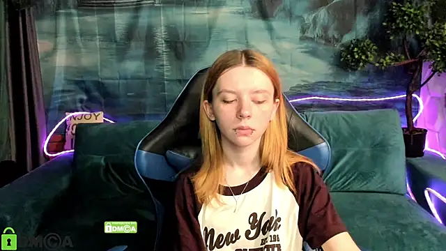 Snapshot of CarolInWonderland chatting on July 1, 2026, 6:59 am CarolInWonderland online show from July 1, 2026, 6:59 am