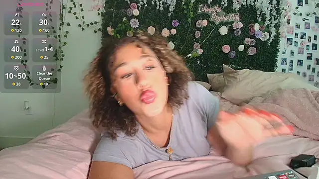 LyraCovee online show from June 25, 2026, 12:43 am