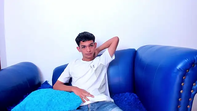 Snapshot of littlecum18 chatting on June 19, 2026, 12:31 pm littlecum18 online show from June 19, 2026, 12:31 pm