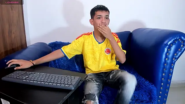 Snapshot of littlecum18 chatting on July 3, 2026, 12:22 pm littlecum18 online show from July 3, 2026, 12:22 pm