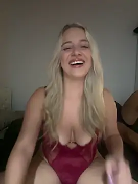 Snapshot of PiercedNipz chatting on June 19, 2026, 4:22 pm PiercedNipz online show from June 19, 2026, 4:22 pm