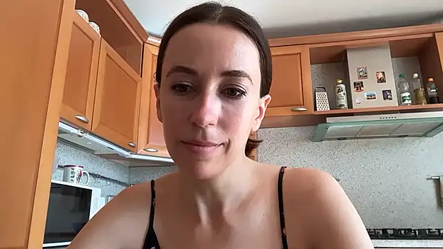 Snapshot of Flamingo_Queen chatting on July 1, 2026, 6:04 am Flamingo Queen online show from July 1, 2026, 6:04 am