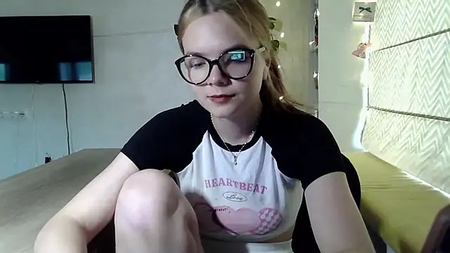 Snapshot of AvrilGillig chatting on June 21, 2026, 2:19 pm AvrilGillig online show from June 21, 2026, 2:19 pm