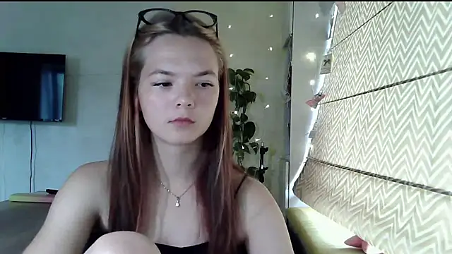 Snapshot of AvrilGillig chatting on July 13, 2026, 9:23 am AvrilGillig online show from July 13, 2026, 9:23 am