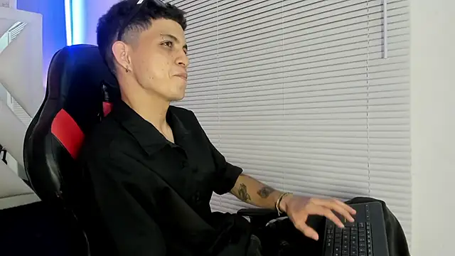 Snapshot of cameron_lux77 chatting on June 26, 2026, 3:44 am cameron lux77 online show from June 26, 2026, 3:44 am