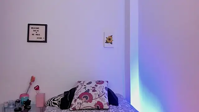 LauraToro  online show from March 16, 2026, 4:11 pm