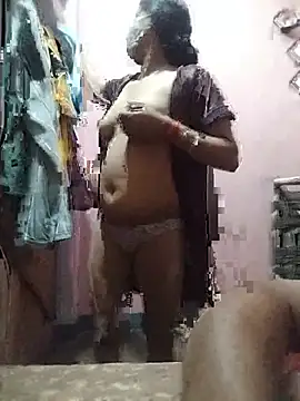 Snapshot of House_girl22 chatting on July 3, 2026, 4:57 pm House girl22 online show from July 3, 2026, 4:57 pm