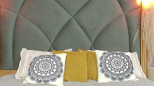 Chloemendoza online show from June 12, 2026, 4:00 am