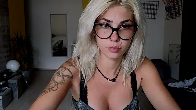 Snapshot of Sarahcamsx chatting on July 16, 2026, 8:53 am Sarahcamsx online show from July 16, 2026, 8:53 am