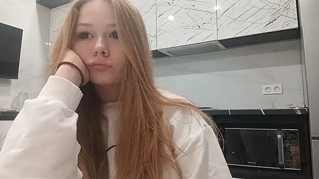 KarinaBestie online show from June 12, 2026, 4:28 pm