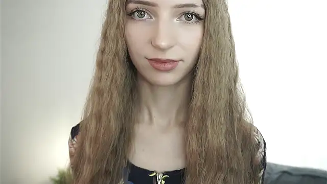 DeliaHoude online show from June 15, 2026, 10:50 am
