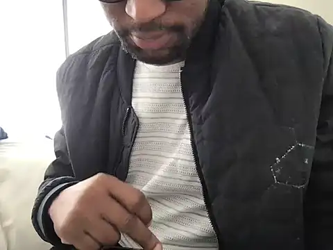 Snapshot of LeoneForYou chatting on July 7, 2026, 8:07 am LeoneForYou online show from July 7, 2026, 8:07 am