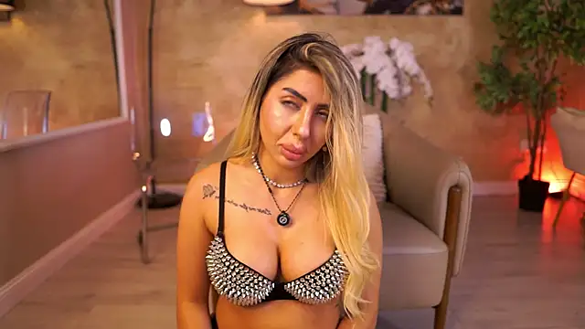 LucyyRosse online show from June 20, 2026, 8:17 am