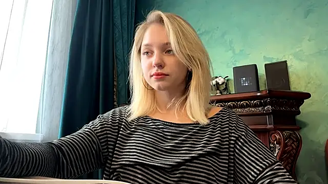 Snapshot of EveryoneEve chatting on June 27, 2026, 7:35 am EveryoneEve online show from June 27, 2026, 7:35 am