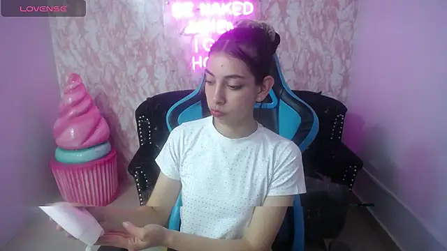 Snapshot of KiaraStar_ch chatting on July 9, 2026, 7:40 pm KiaraStar ch online show from July 9, 2026, 7:40 pm