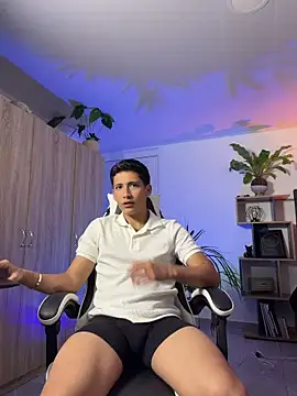 Snapshot of SantiLux_ chatting on June 23, 2026, 4:21 am SantiLux online show from June 23, 2026, 4:21 am