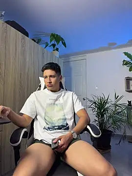 Snapshot of SantiLux_ chatting on July 2, 2026, 4:51 am SantiLux online show from July 2, 2026, 4:51 am