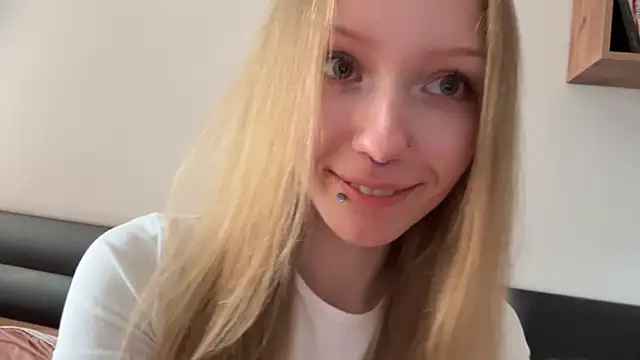Snapshot of BivalentFalloff chatting on August 6, 2026, 6:15 am BivalentFalloff online show from August 6, 2026, 6:15 am