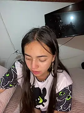 Julia valentina online show from June 19, 2026, 3:00 am