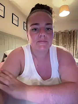 Snapshot of Bustygem_ chatting on July 10, 2026, 9:39 pm Bustygem online show from July 10, 2026, 9:39 pm
