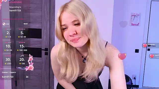 Snapshot of ChloeWells chatting on June 27, 2026, 3:44 am ChloeWells online show from June 27, 2026, 3:44 am
